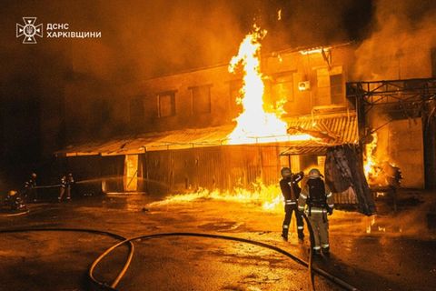Ein Brand nach einem russischen Drohnenangriff in Poltawa