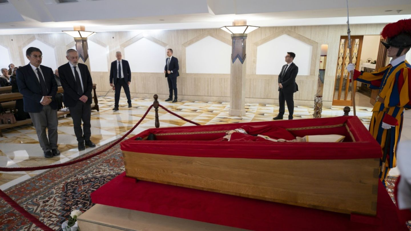 Papst Franziskus im offenen Sarg