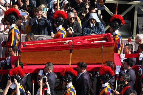 Der verstorbene Papst Franziskus wird in seinem Sarg getragen