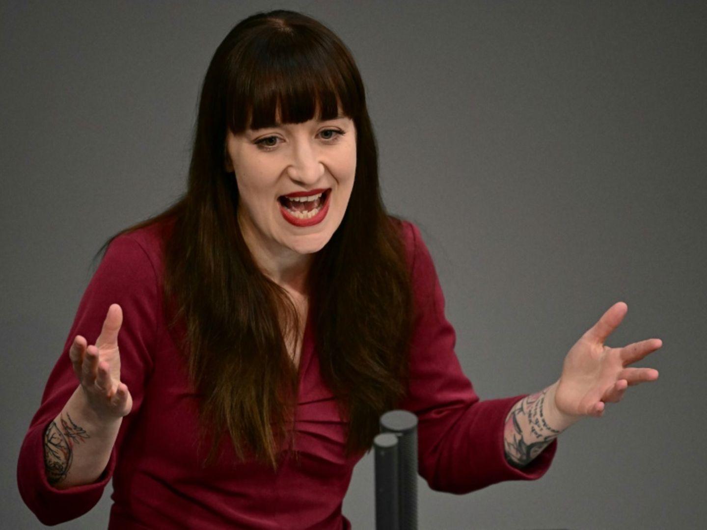 Heidi Reichinnek trägt Tattoo ihres früheren Katers auf der ...
