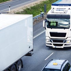 LKW-Führerschein-Quiz: Ein LKW setzt zum Überholen an