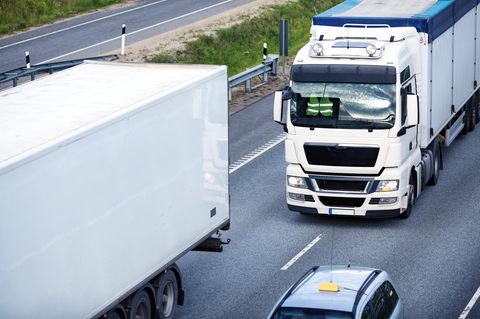LKW-Führerschein-Quiz: Ein LKW setzt zum Überholen an