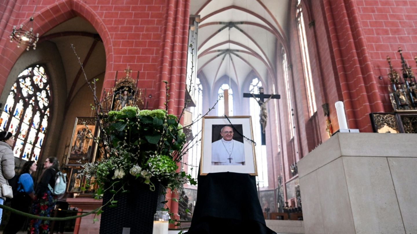 Porträt des Papstes im Frankfurter Dom