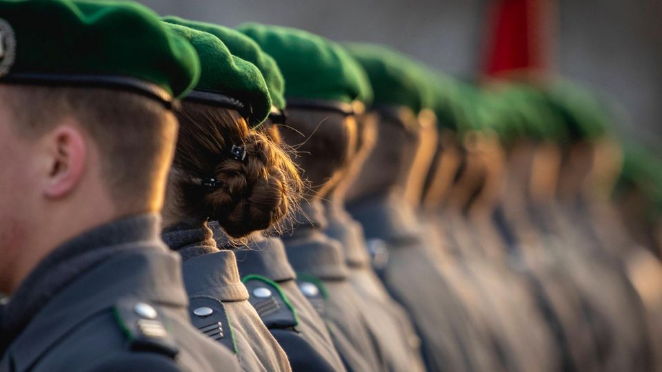 Missbrauchsvorfälle häufen sich: "Das schlimmste, was ich je durchmachen musste" Soldatinnen und Soldaten sind anlässlich des Gedenkens an Frauen in der Armee positioniert