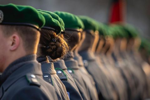Soldatinnen und Soldaten sind anlässlich des Gedenkens an Frauen in der Armee positioniert
