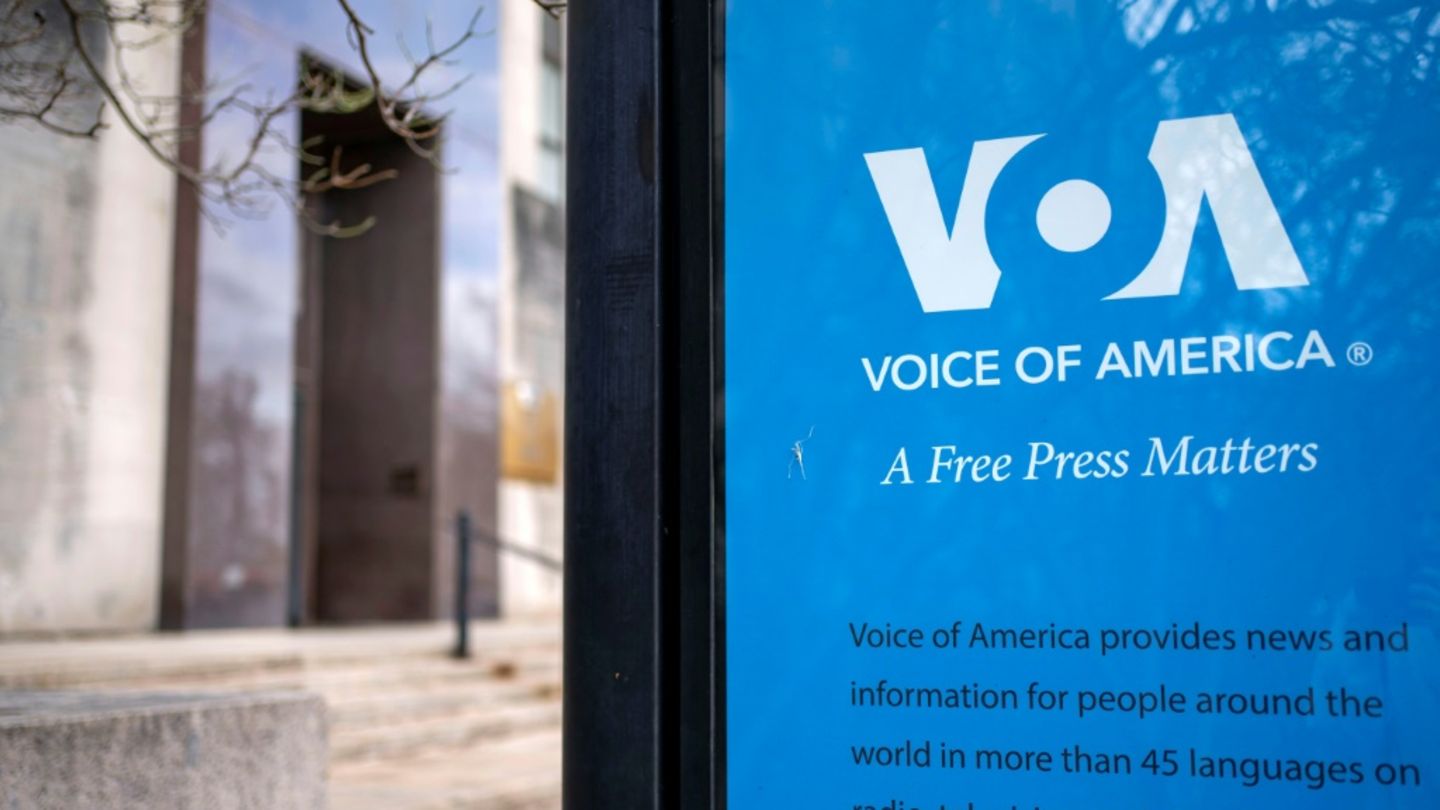 Das Logo von Voice of America in Washington