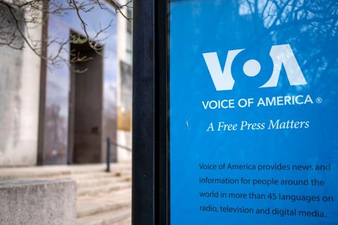 Das Logo von Voice of America in Washington