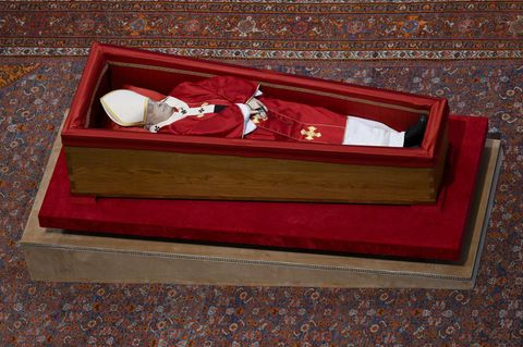 Der Sarg von Papst Franziskus im Petersdom
