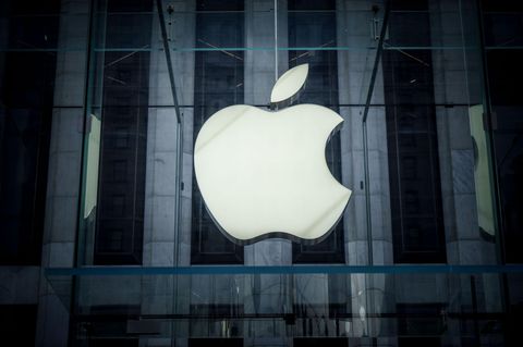 Das Logo von Apple prangt an einem Gebäude in Manhattan
