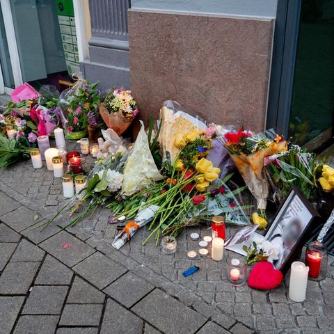 Am Tatort in Oldenburg haben Menschen Blumen und Kerzen aufgestellt