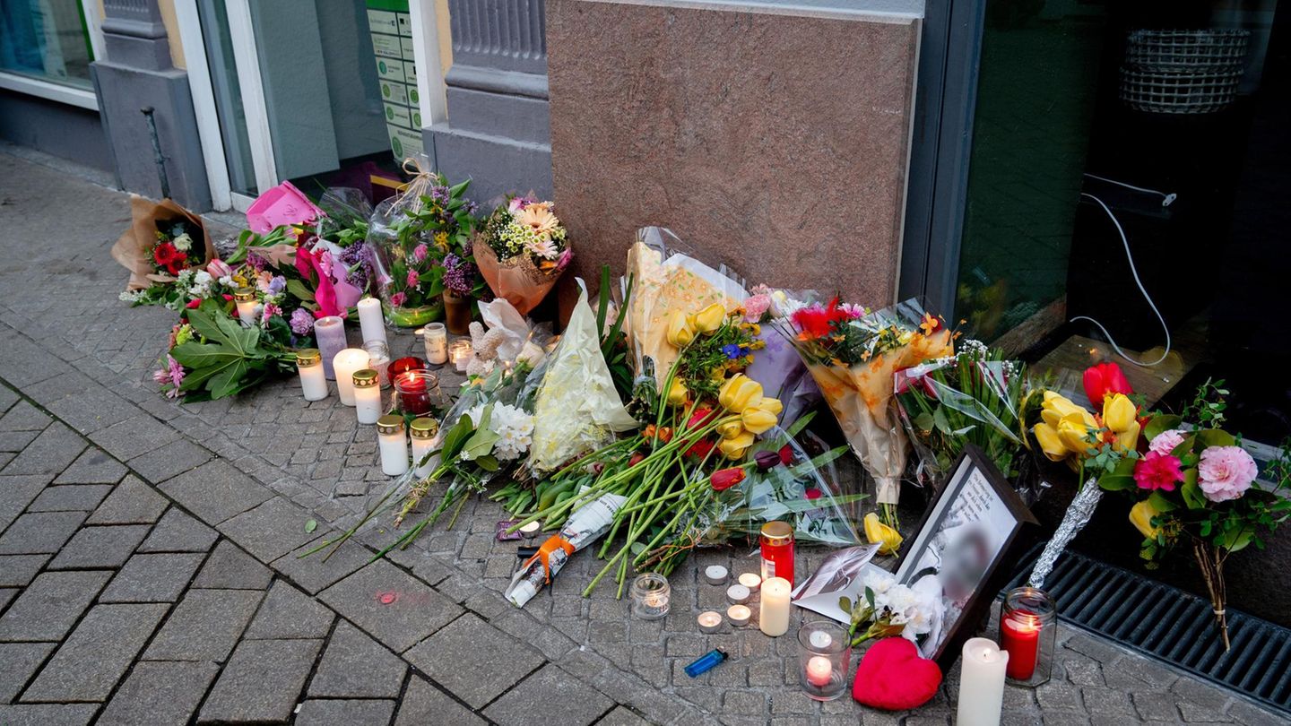 Am Tatort in Oldenburg haben Menschen Blumen und Kerzen aufgestellt
