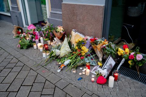 Am Tatort in Oldenburg haben Menschen Blumen und Kerzen aufgestellt