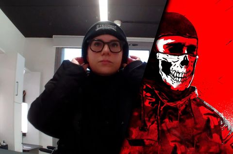 Die Undercover-Insiderin vor einem Spiegel