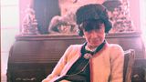 Coco Chanel 1965, sie trägt einen schwarzen Hut und eine weiße Chanel-Jacke