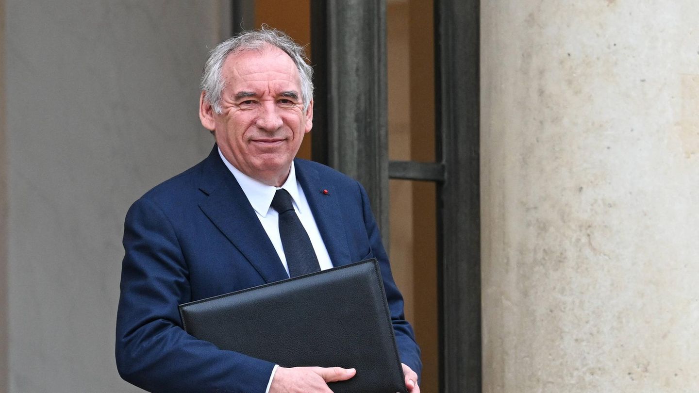 Frankreich François Bayrou muss derzeit zahlreichen kritische Frage stellen