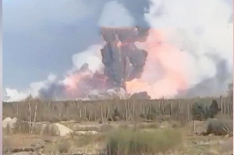 Aufnahmen zeigen heftige Explosionen in russischem Militärlager