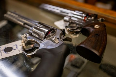 Revolver in Waffengeschäft