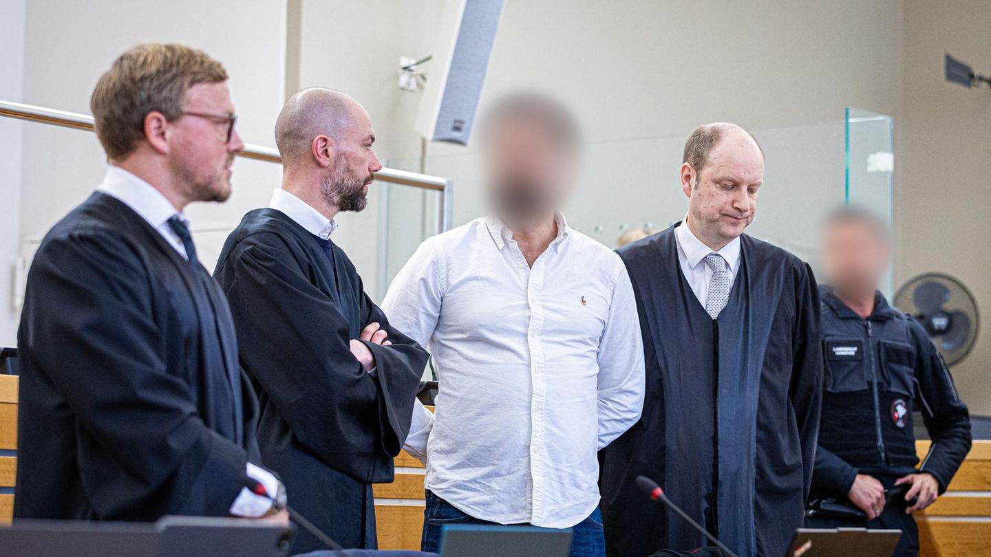 Der Angeklagte (3.v.l.) im Gerichtssaal des Landgerichts Hannover am ersten Prozesstag. Rechts neben ihm steht sein Verteidiger Timo Rahn