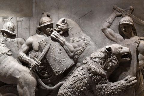 Gladiatorenkampf Relief zeigt Kampf zwischen Mensch und Tier