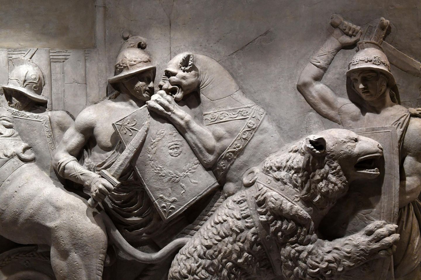 Gladiatorenkampf Relief zeigt Kampf zwischen Mensch und Tier