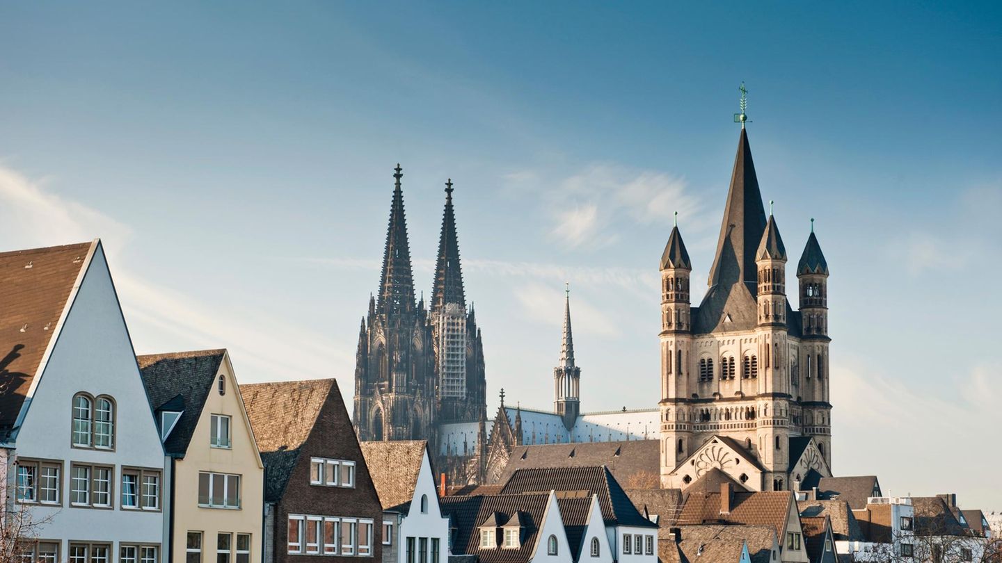 Blick auf die Kölner Altstadt mit dem Dom im Hintergrund Blick auf die Kölner Altstadt mit dem Dom im Hintergrund