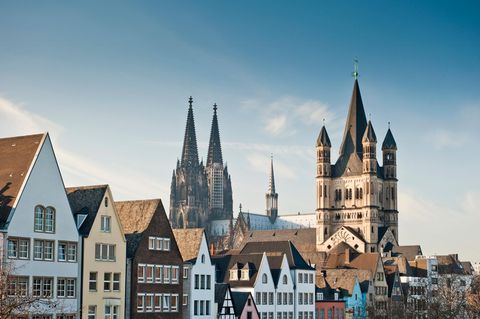 Blick auf die Kölner Altstadt mit dem Dom im Hintergrund