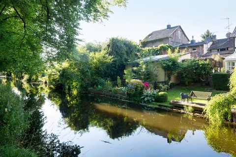 Nähe Köln: Häuser am Wasser in Lechenich