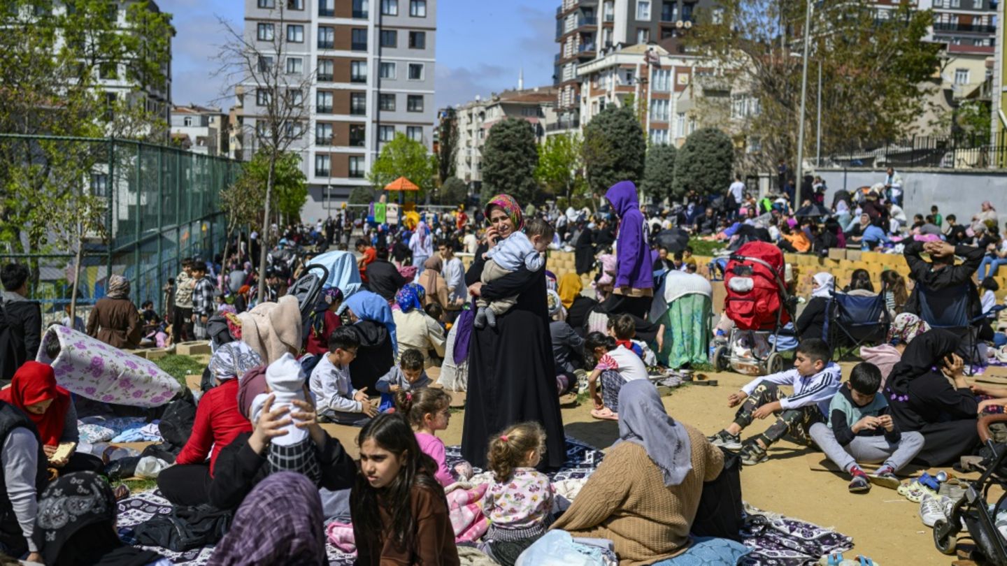 Anwohner in Istanbul verlassen nach dem Beben ihre Häuser