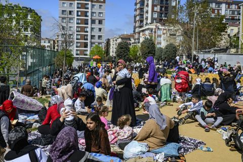 Anwohner in Istanbul verlassen nach dem Beben ihre Häuser