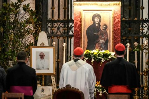 Papst-Porträt und Gebet an der Basilika Santa Maria Maggiore