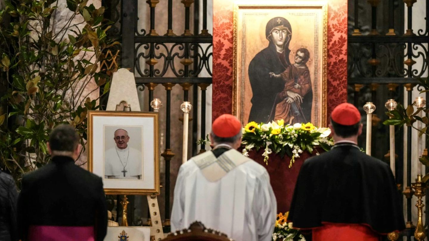Papst-Porträt und Gebet an der Basilika Santa Maria Maggiore