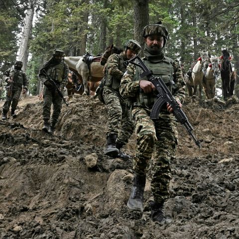 Indische Soldaten auf der Suche nach den Angreifern in Kaschmir