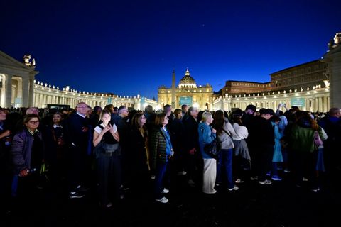Menschen stehen vor dem Petersdom an