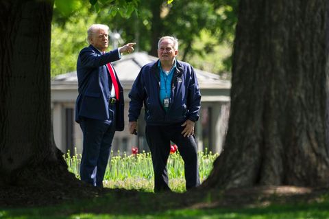 Donald Trump sucht mit Dale Haney, dem obersten Platzwart des Weißen Hauses, den Platz für einen neuen Fahnenmast aus