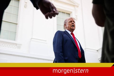 Krieg in der Ukraine: US-Präsident Donald Trump steht vor dem Weißen Haus