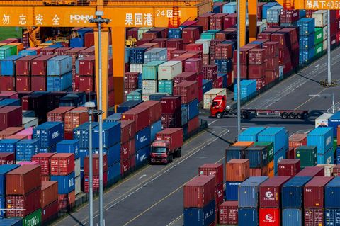 Klage gegen Donald Trump: Viele Container sind aufeinander gestapelt