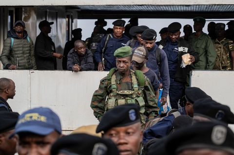 Ehemalige Angehörige der Streitkräfte der Demokratischen Republik Kongo (FARDC) und Polizisten in der Millionenstadt Goma