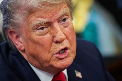 Donald Trump beantwortet im Oval Office Fragen von Reportern