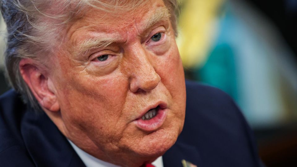 Donald Trump beantwortet im Oval Office Fragen von Reportern
