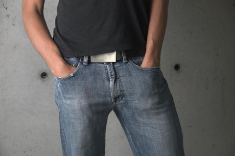 Starker Rabatt auf Replay Jeans: Mann in Jeans mit Händen in den Taschen