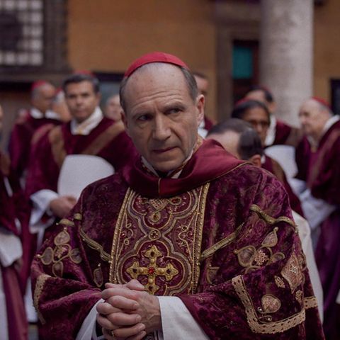 Der britische Schauspieler Ralph Fiennes als Leiter der Papstwahl in Edward Bergers Film "Konklave"