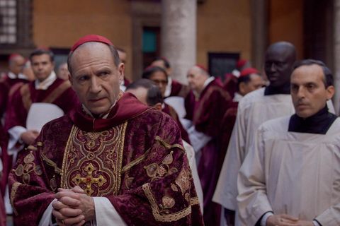 Der britische Schauspieler Ralph Fiennes als Leiter der Papstwahl in Edward Bergers Film "Konklave"