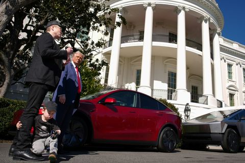 Tesla-Chef Musk und US-Präsident Trump vor dem Weißen Haus