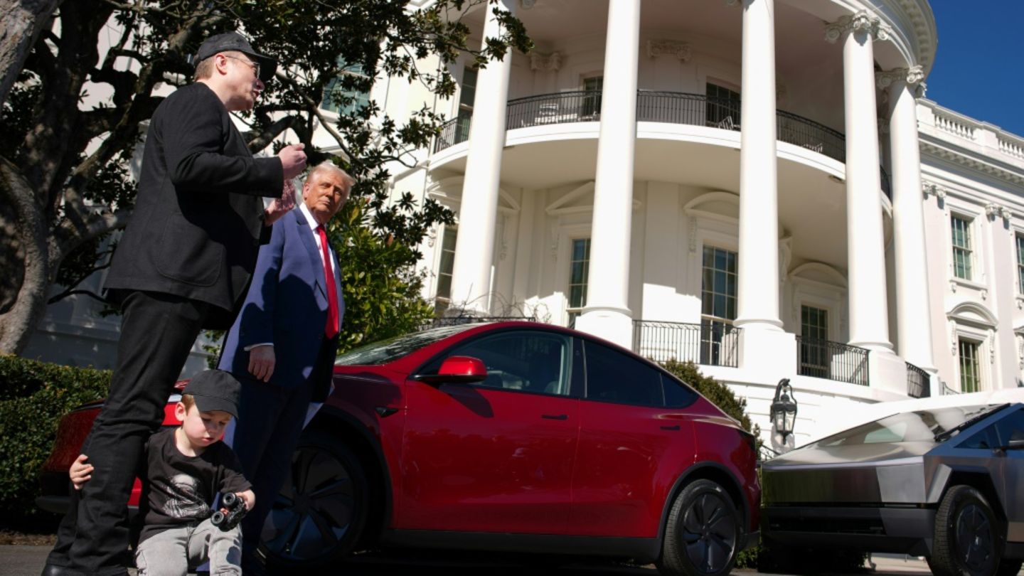 Tesla-Chef Musk und US-Präsident Trump vor dem Weißen Haus