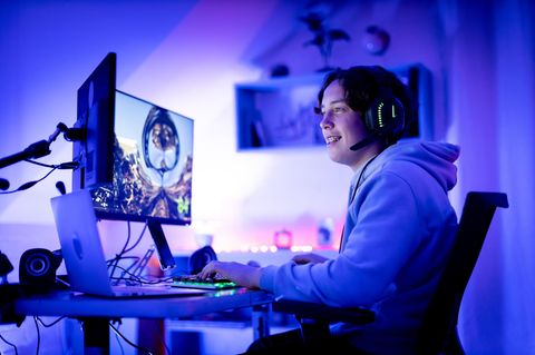 Ein Gamer sitzt an einem 8K-Monitor und zockt