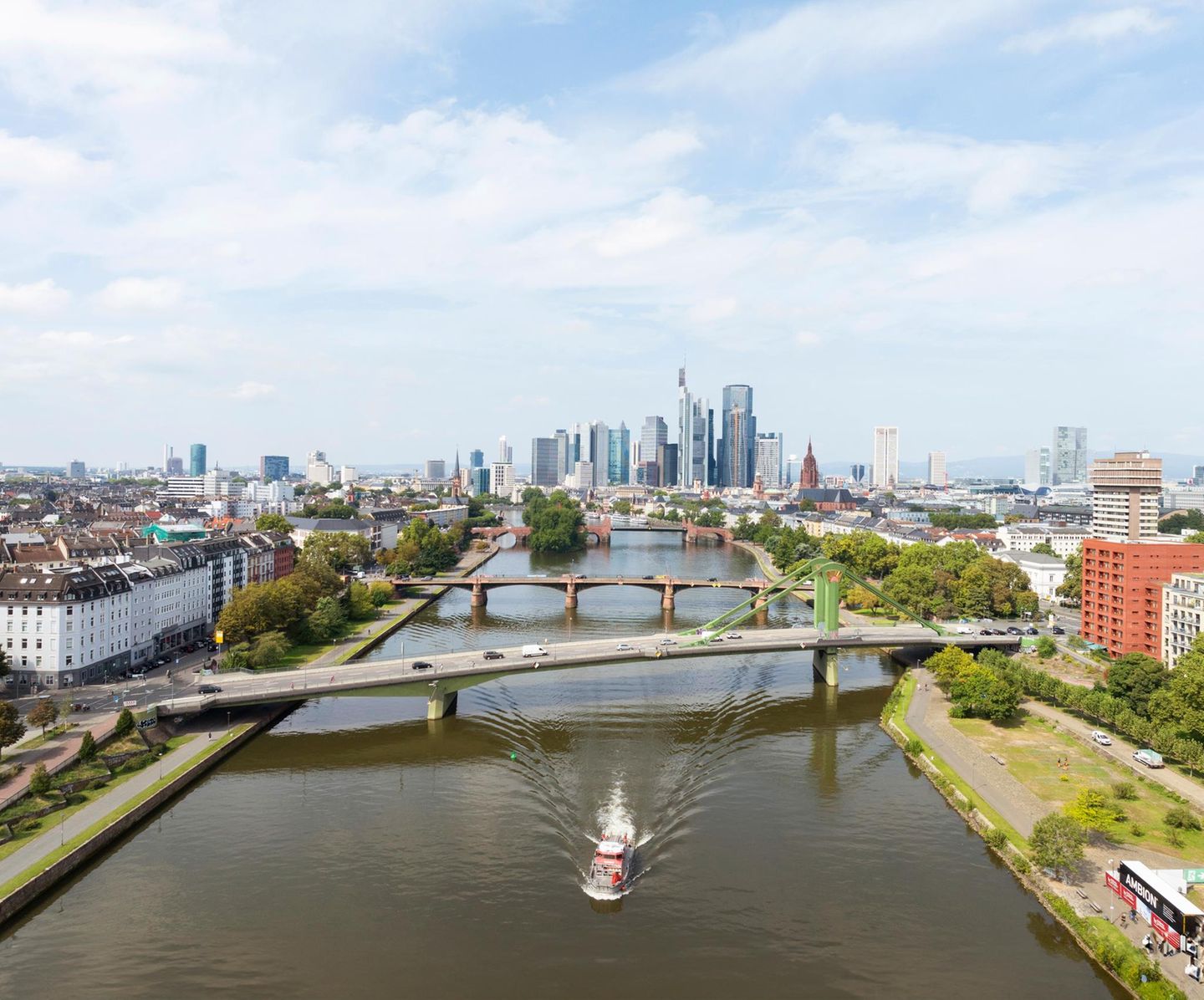Blick auf den Main mit Frankfurt im Hintergrund Blick auf den Main mit Frankfurt im Hintergrund