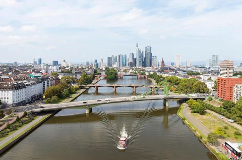 Blick auf den Main mit Frankfurt im Hintergrund