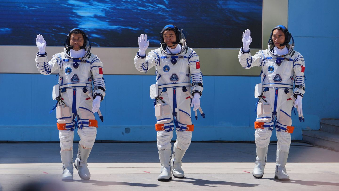 Weltraum-Mission: Drei chinesische Raumfahrer starten ins All