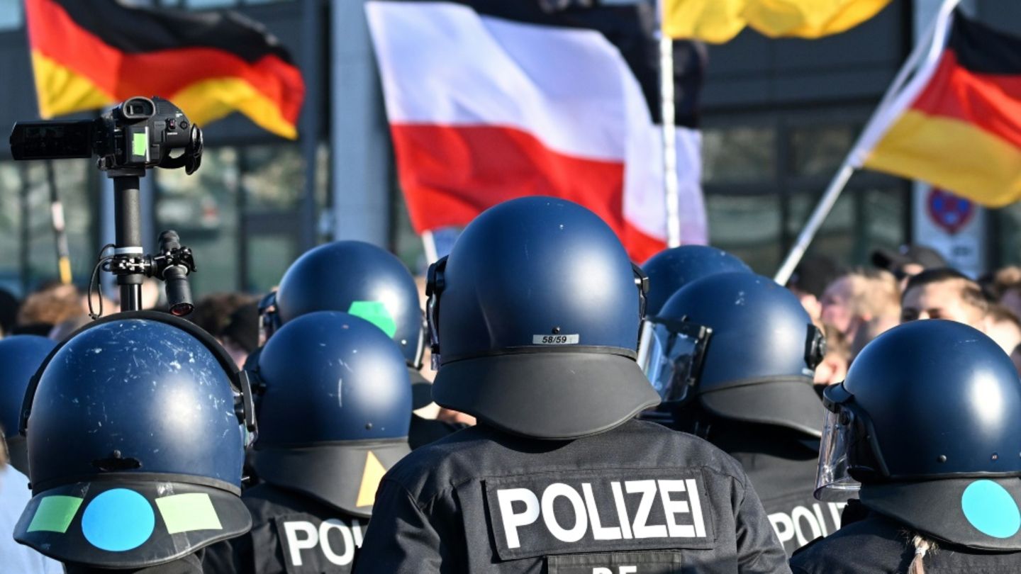 Polizei bei rechtsextremer Demonstration in Berlin