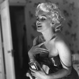 Zum Schlafen trage sie nichts außer ein paar Tropfen Chanel N° 5, sagt Marilyn Monroe 1952. Und nährt damit nicht nur den eigenen Mythos, sondern auch den des bis heute erfolgreichsten Damenduftes aller Zeiten